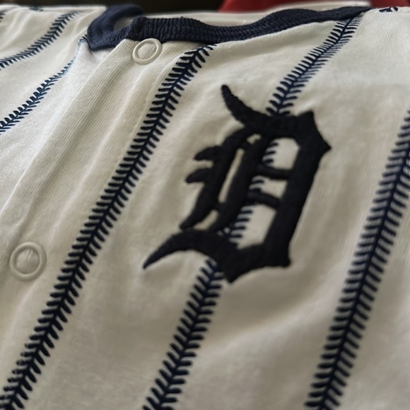 DETROIT Tigers Power Hitter Short Sleeve Jersey Bodysuit Embroidered Emblem NWT - Picture 5 of 7